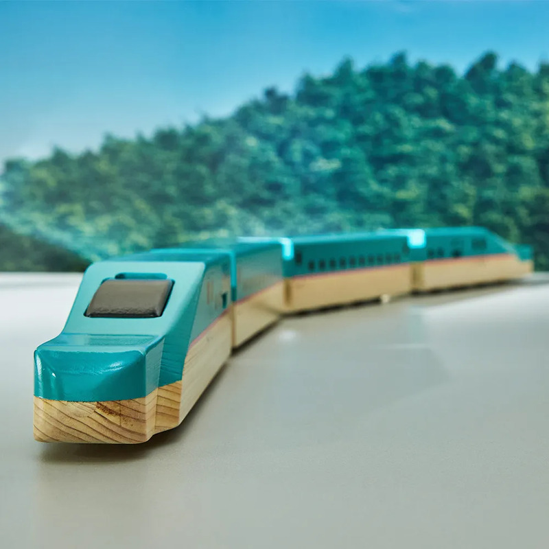 木のぬくもりあふれる「学べるおもちゃE5系新幹線はやぶさセット」のご