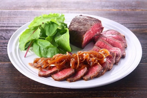 オーブン不要！フライパンでつくる「ローストビーフ」のレシピ・作り方