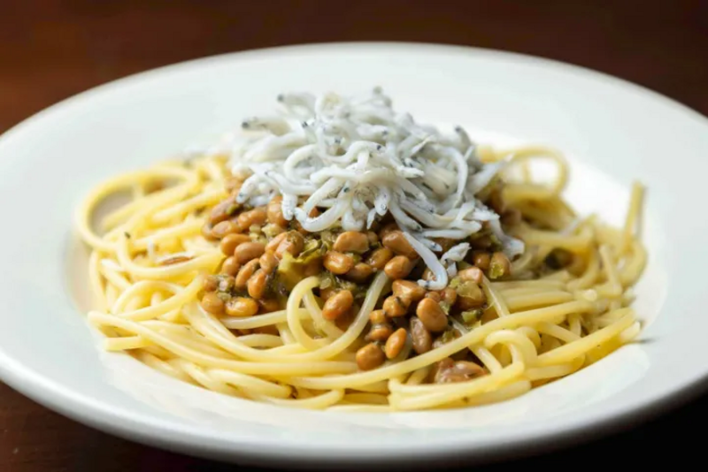オリーブオイル香る、高菜しらす納豆パスタ