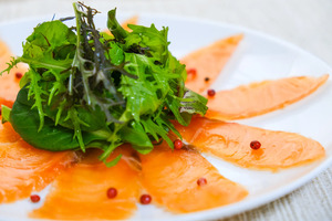 【サーモンのレシピ】塩と砂糖だけで生サーモンがマリネに!?北欧の味“グラブラックス”とは？