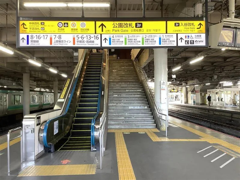 【9・10番線】階段・エスカレーター