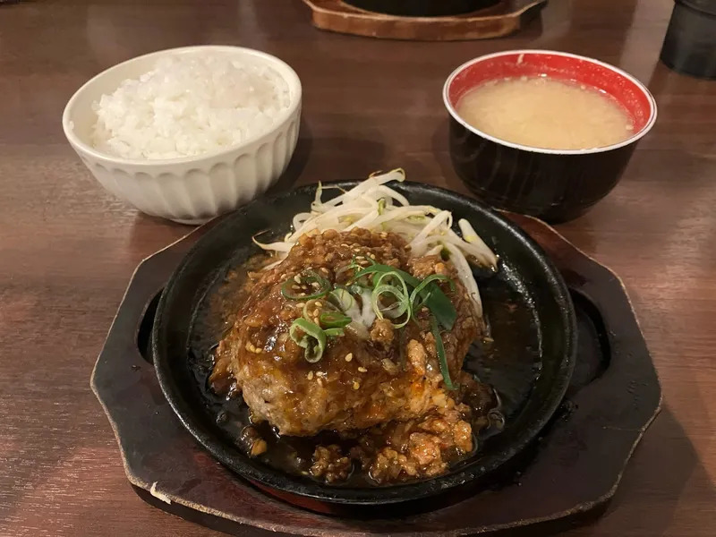 「鉄板焼き 鉄仁」のハンバーグ(まーぼーソース)