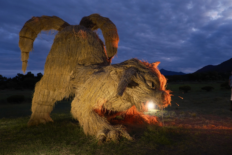 わらアートまつり「猫又吠える」(画像提供：新潟市西蒲区)