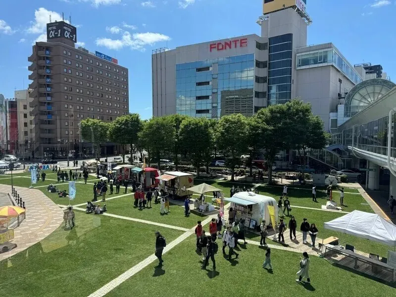 ▲秋田西口駅前広場（芝生広場）