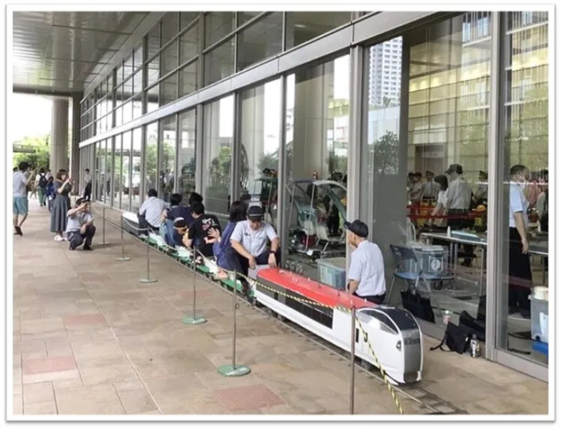 ミニ電車に乗って出発進行！
