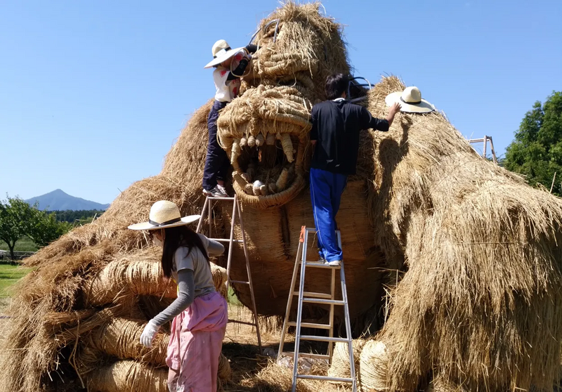 わらアートまつり制作風景(画像提供：新潟市西蒲区)