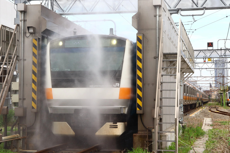 洗浄機を通過するE233系0代