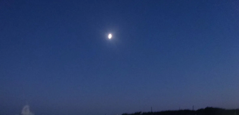 十五夜にみたい満月でなくても綺麗な月