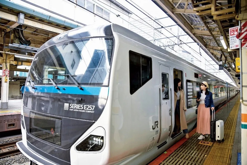 発車待ちのE257系車両