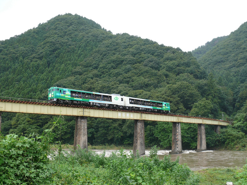 水郡線の山間を走る風っこ号