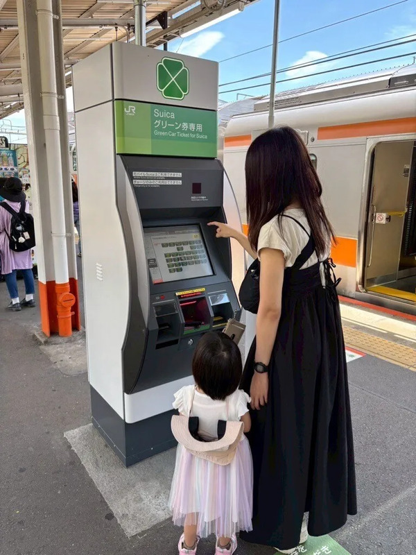 ホーム上のSuicaグリーン券売機で簡単に購入できます。