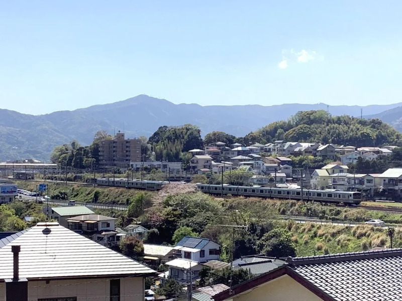 坂道から見下ろす真鶴駅