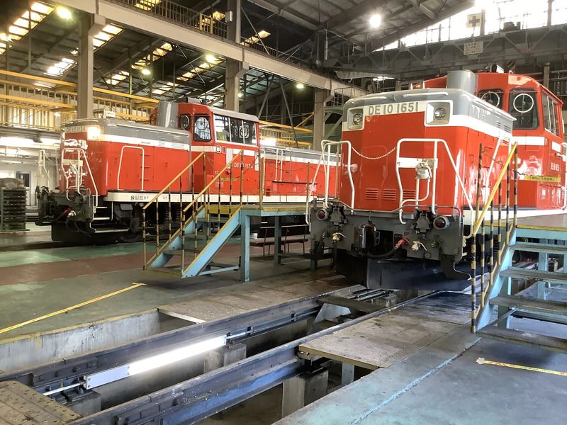 庫内にあるDE10 1124とDE10 1651