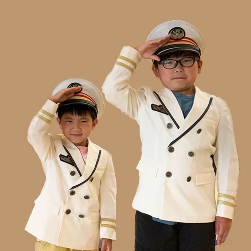 駅長制服を着て、敬礼ポーズ 豊島区ふるさと納税返礼品 