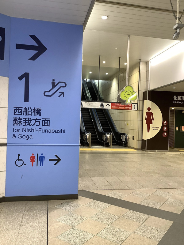 奥まで進むとエスカレーターがあります。