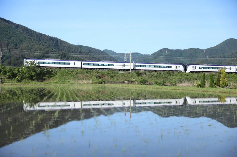 田に映るあずさ号