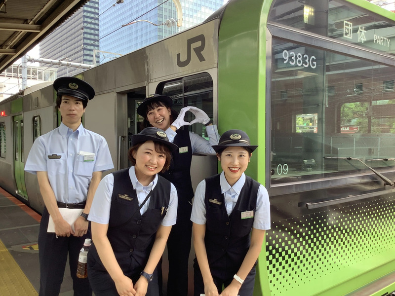 東京まるっと山手線の案内を担当する乗務員・駅社員