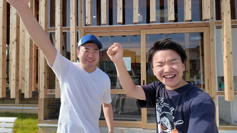 『もり豊うどん』店主の森 豊土（もり とよと）さんと、「うっどーん！」記念の一枚