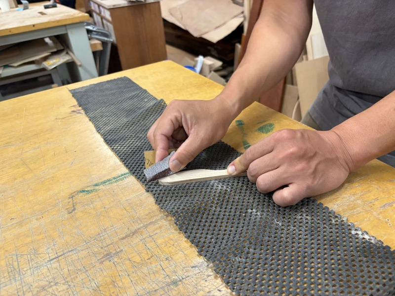 紙やすり作業画像