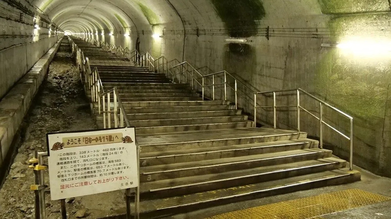 JR土合駅 下りホーム階段（提供：みなかみ町観光協会）