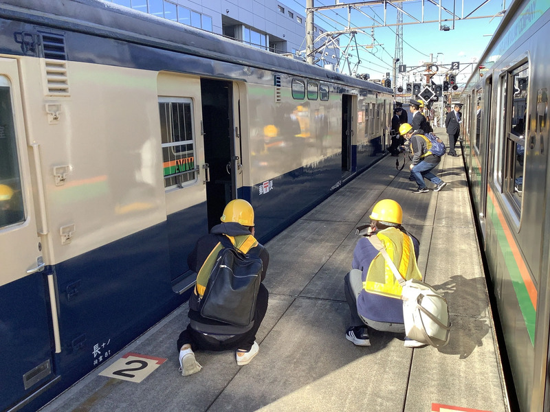 ▲クモユニ143車内車外見学の様子