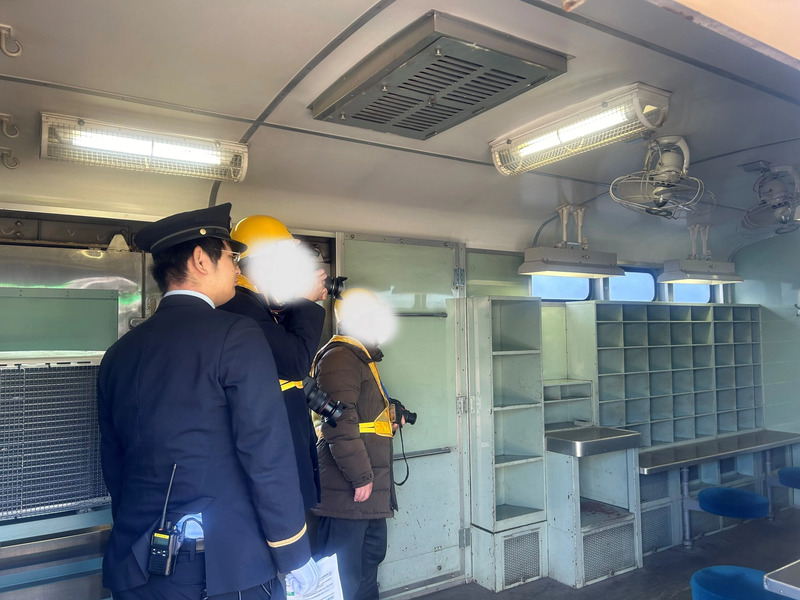 クモユニ143車内見学の様子