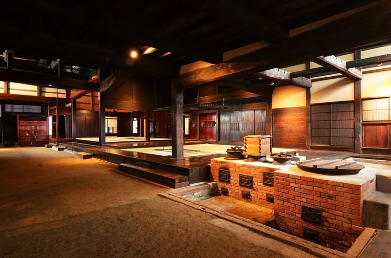 母屋を貫く「通り土間」の大空間（提供：にいがた庭園街道ネットワーク）