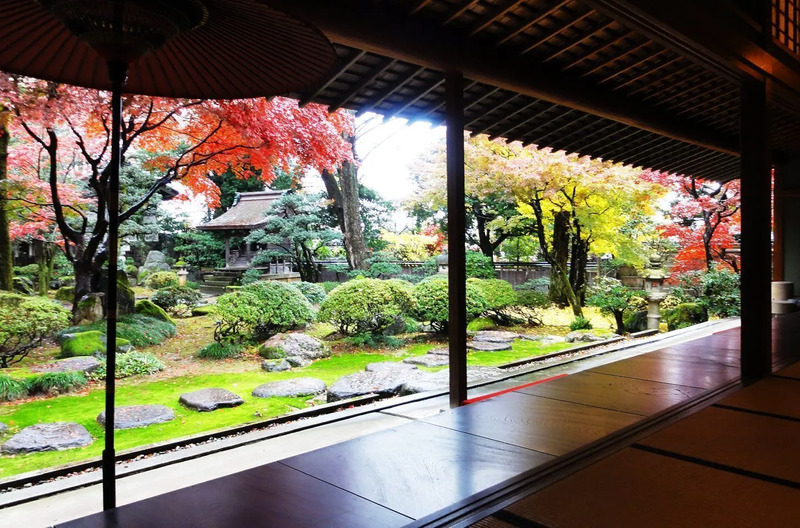 飛び石で水の流れを表した京風枯山水の庭園（提供：にいがた庭園街道ネットワーク）