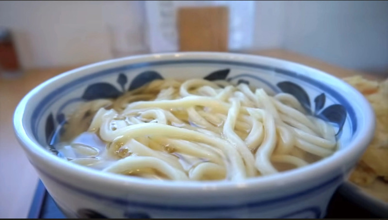 出しの利いた汁が主役のかけうどん