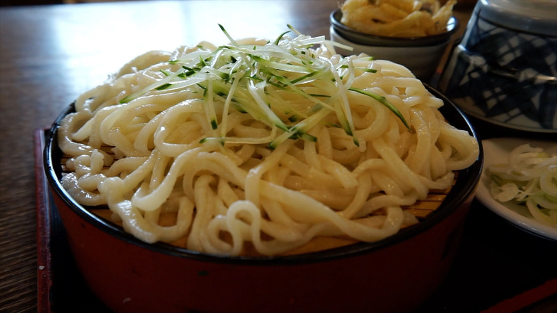 冷や汁と食べる加須うどん