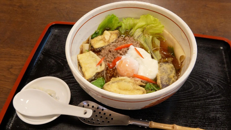 こうのとりの巣をイメージしたという「こうのす川幅うどん」
