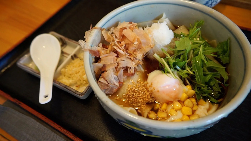見た目華やかな川幅彩（いろどり）うどん