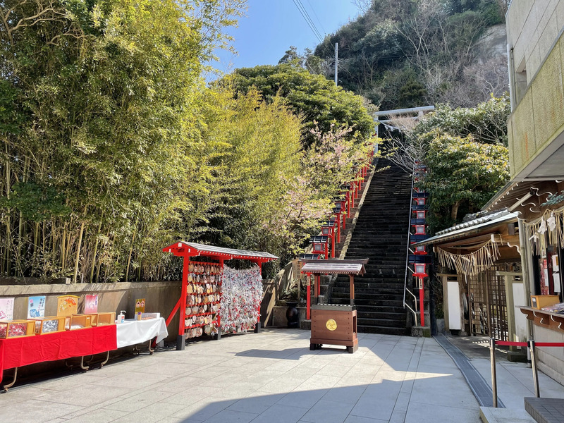 遠見岬神社社務所前