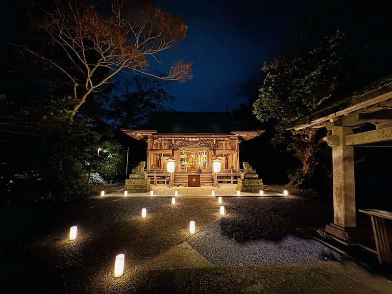 ライトアップされた遠見岬神社