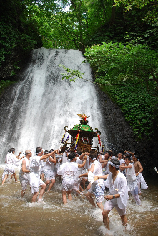 白瀑神社みこしの滝浴び