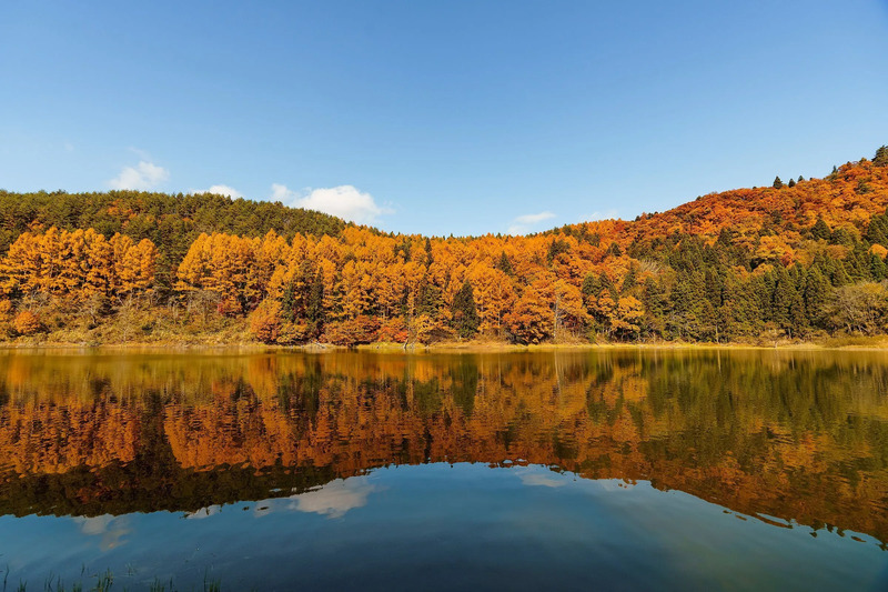 横から見た北竜湖、提供：飯山市