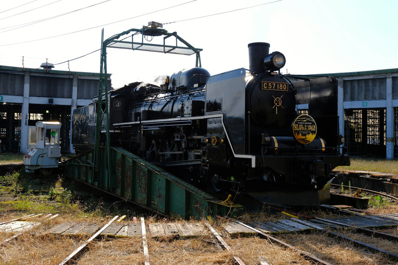 転車台で方向転換を行うC57形蒸気機関車180号機