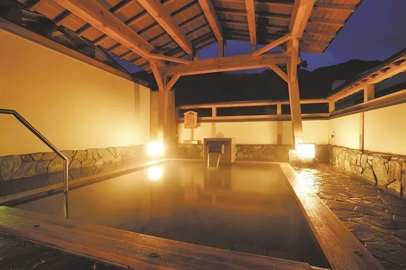 弥彦温泉四季の宿 みのやの展望露天風呂(画像提供:弥彦観光協会)