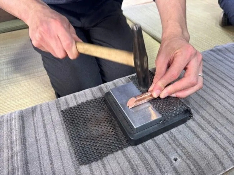 第37回 新幹線車両基地まつり イベント 東北新幹線 トロリ線 箸置きづくり ワークショップ 叩く