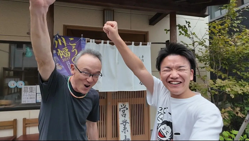 『手打うどん 長木屋』3代目店主の田沼寛章（たぬま ひろあき）さんと、「うっどーん！」記念の一枚
