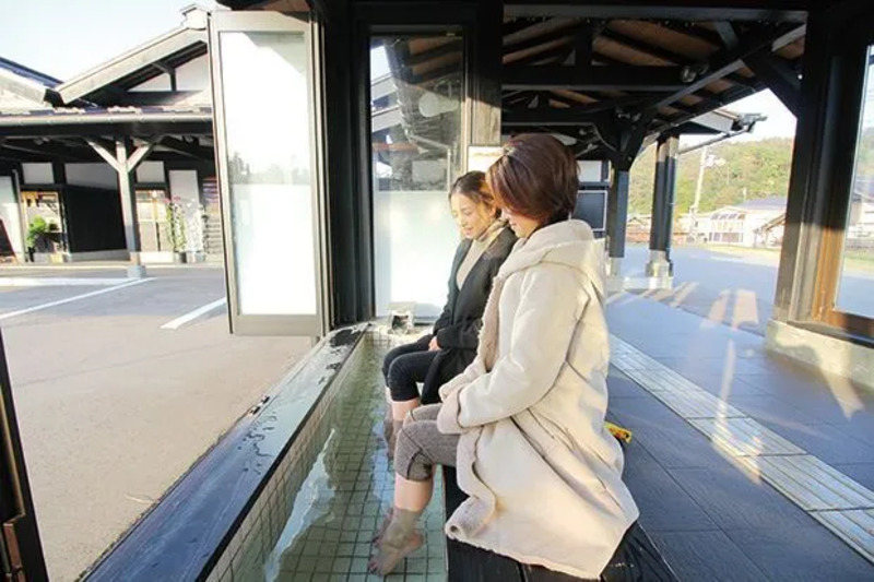 おもてなし広場にある足湯(画像提供:弥彦観光協会)