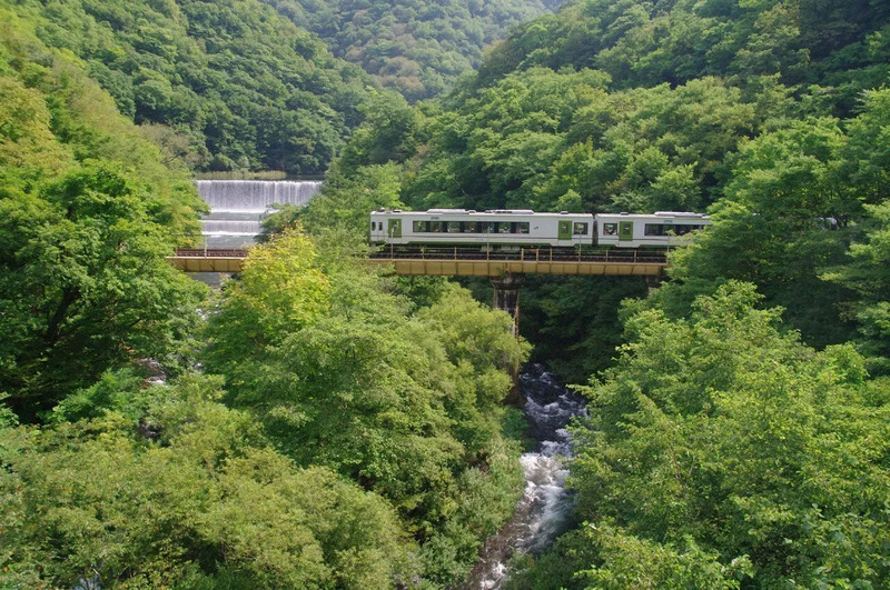 山田線内の鉄橋を渡るキハ110系(松草～川内間)