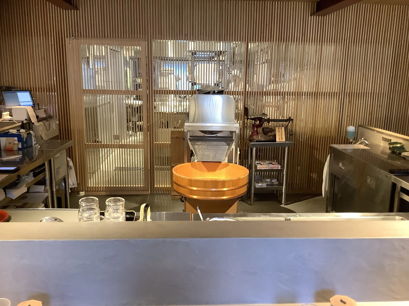 BUSHIMESHIカウンター内の削り節機