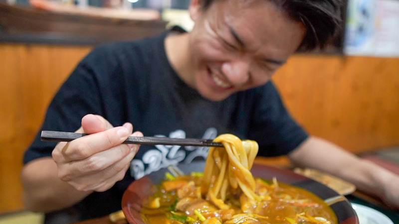 とろみのある汁に気をつけながら麺を持ち上げる！