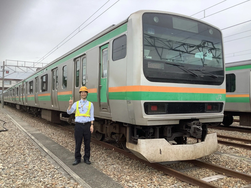 留置場に入って列車のすぐ隣で撮影