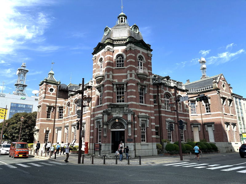 赤レンガが象徴的な外観