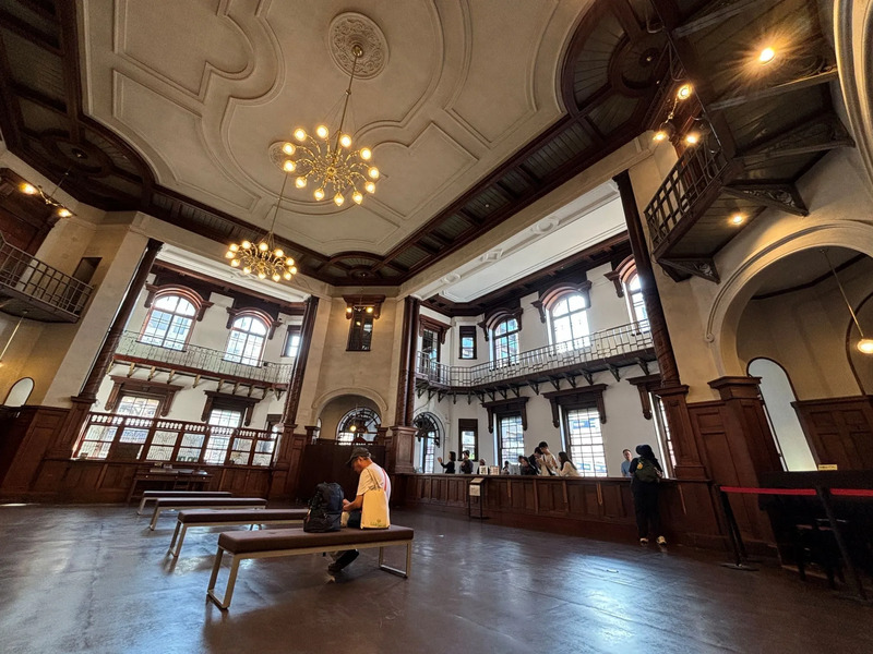 当時の面影を残す重厚な内装