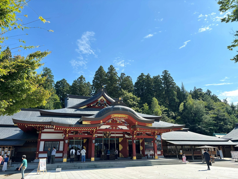 色鮮やかな社殿に多くの参拝者が集う