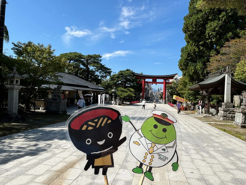 参道を歩く「まめお」と「わんこきょうだい・そばっち」