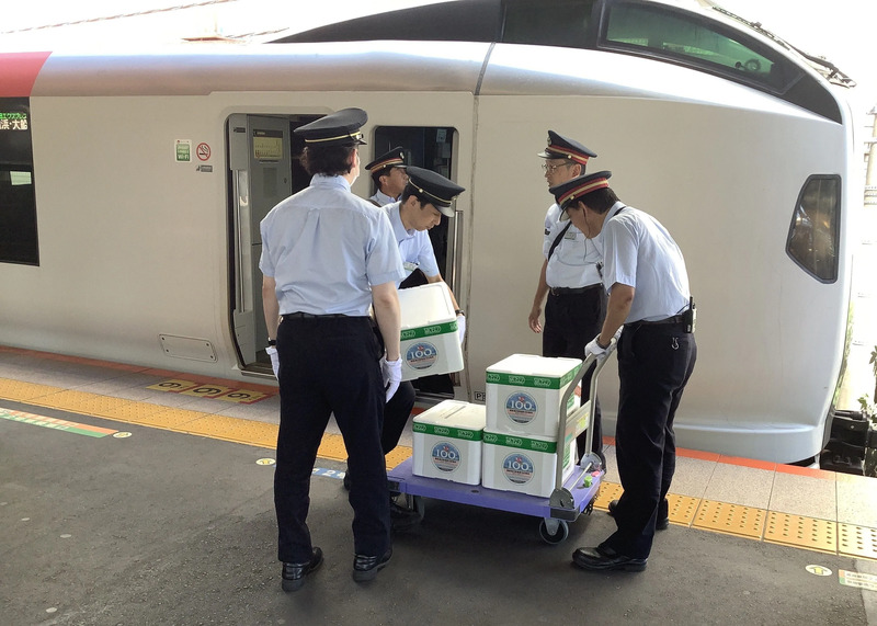 成田エクスプレスで運んだはこビュンの様子